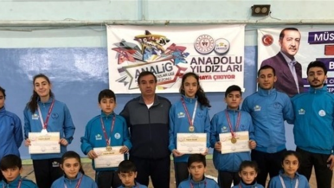 Badmintonda Kız Ve Erkek Takımları Birinci Oldu