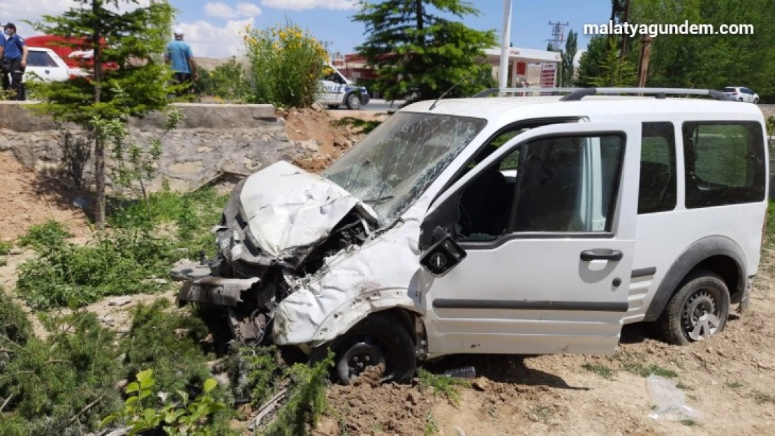 Bahçeye düşen aracın sürücüsü yaralandı