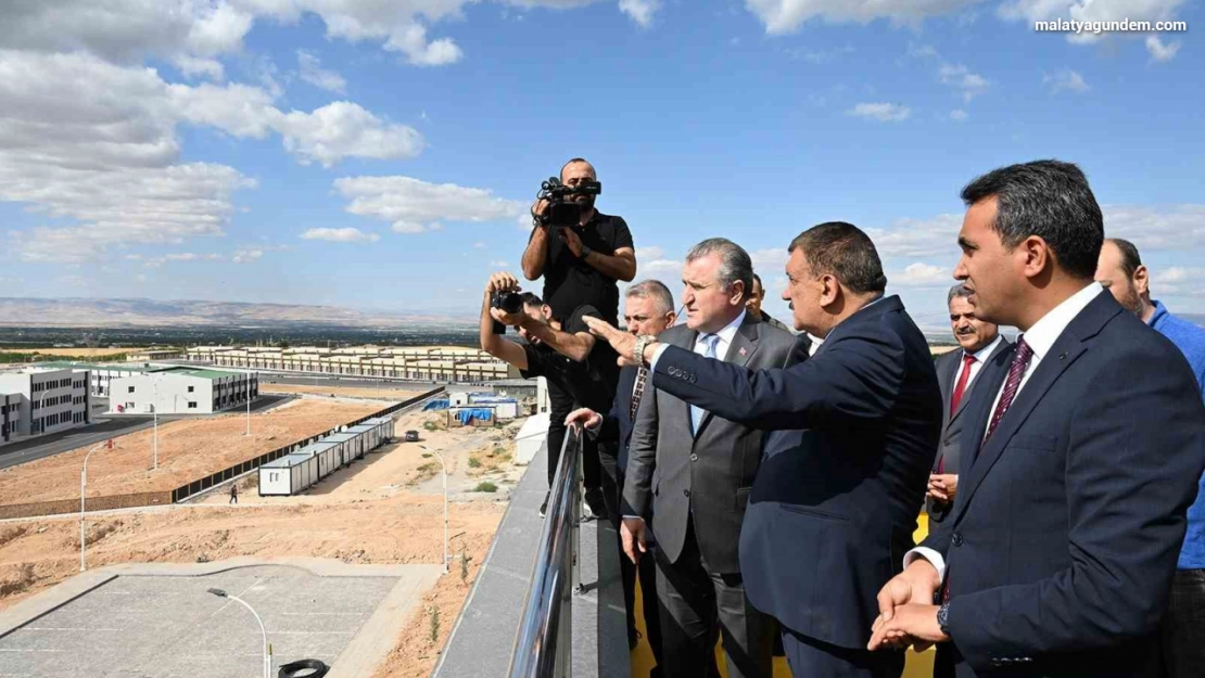 Bakan Bak: 'Çok modern ve kayısı için önemli bir merkez'