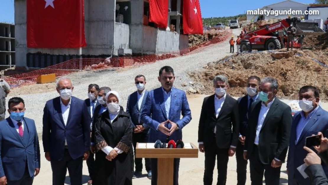 Bakan Kurum, Malatya'da deprem konutlarını inceledi
