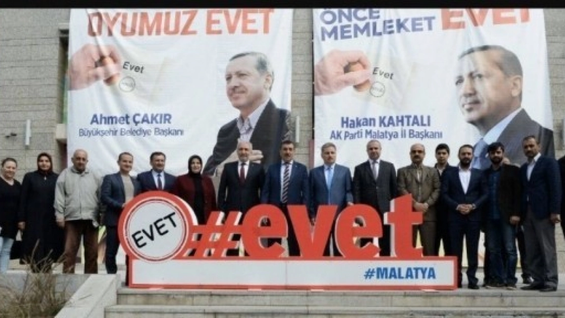 Tüfenkci 'EVET' Standını Ziyaret Etti