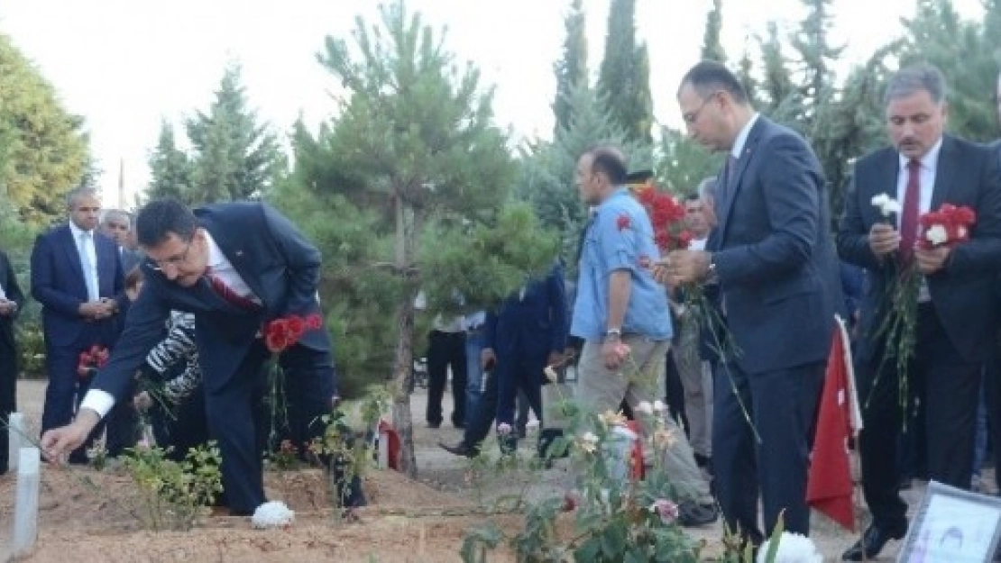 Bakan Tüfenkci'den Şehitlik Ziyareti
