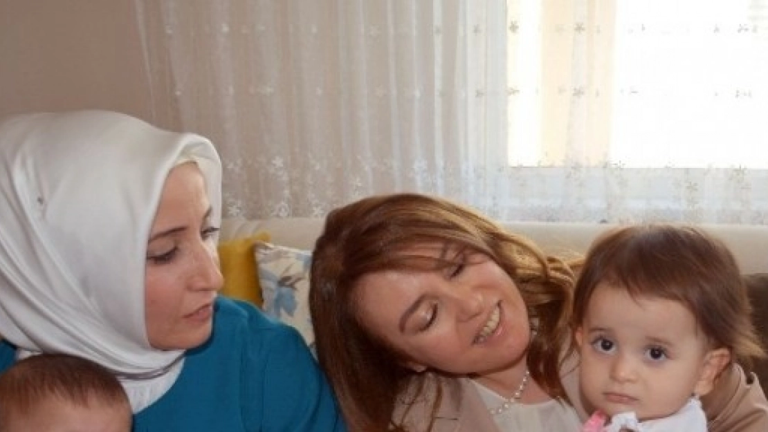 Esra Tüfenkci Yaşlıları ve Çocukları Ziyaret Etti