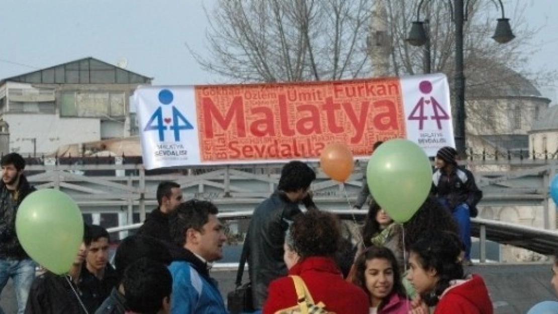 Balonlara Dileklerini Yazıp Gökyüzüne Bıraktılar