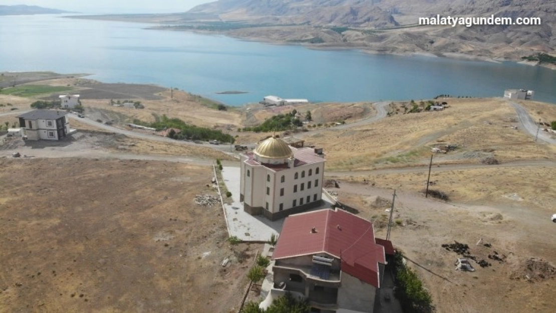 Baraj manzaralı cami, para bitince minaresiz kaldı