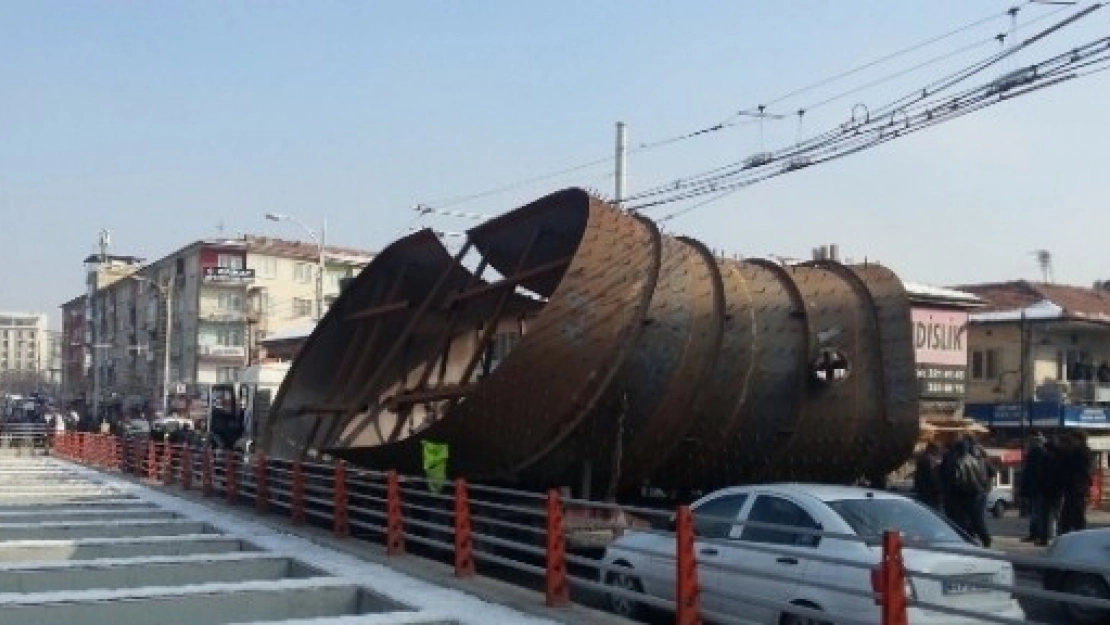 Baraj Malzemesi Taşıyan Tır, Çevreyolunda Trafiği Kilitledi