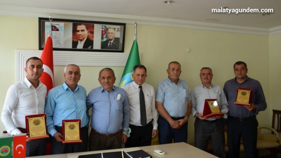 Kayısı üreticileri plaketle ödüllendirildi