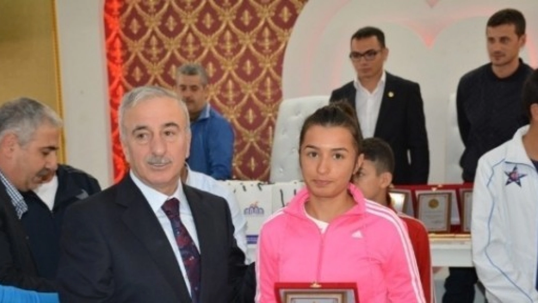 Başarılı Amatör Sporculara Ödülleri Verildi