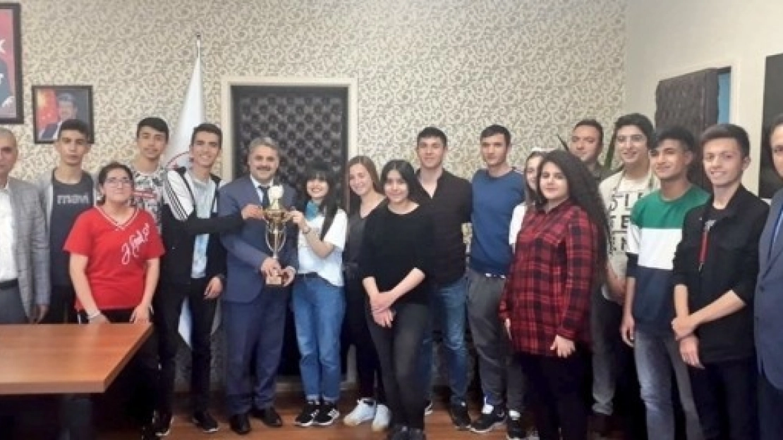 Başarılılarını Gençlik Spor İl Müdürü İle Paylaştılar