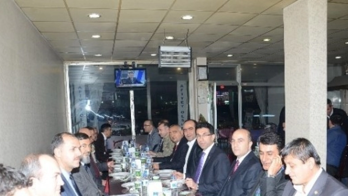 Başhekim Ve Arkadaşlarına Veda Yemeği