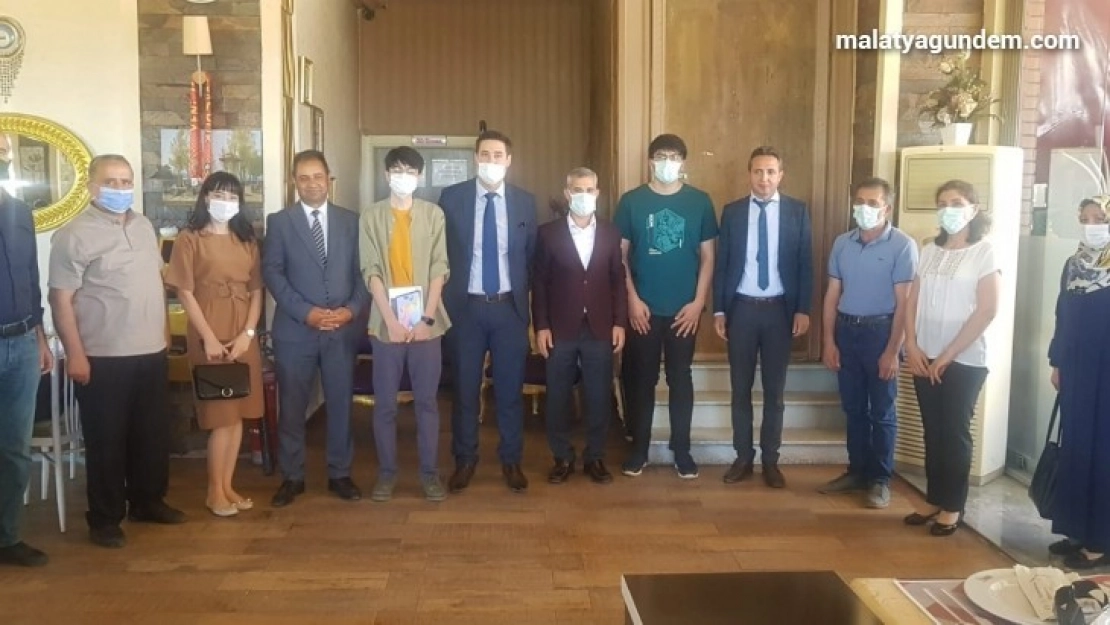 Başkan Çınar, başarılı öğrenciye hediye verdi