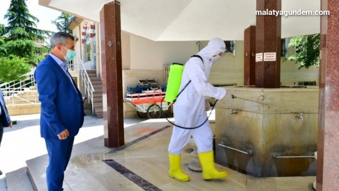 Başkan Çınar, cami dezenfekte çalışmalarını inceledi