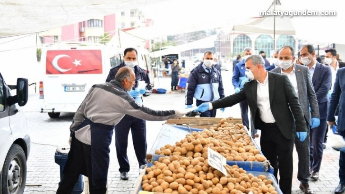 Çınar, maske ve eldiven dağıttı, uyarılarda bulundu