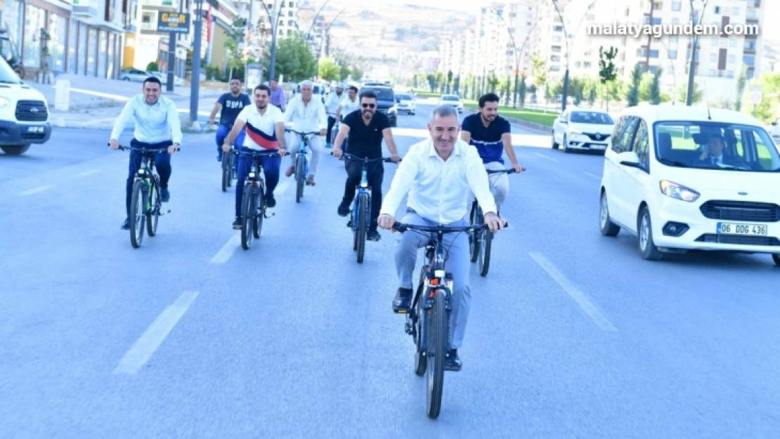 Başkan Çınar, mesaiye bisikletle geldi