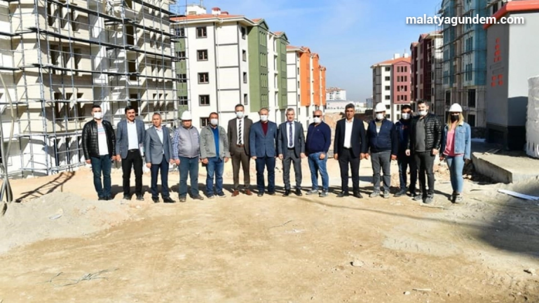 Başkan Çınar, Yakınca deprem konutlarını inceledi