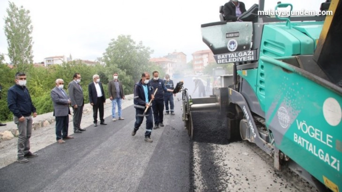Başkan Güder, asfalt çalışmasını yerinde inceledi