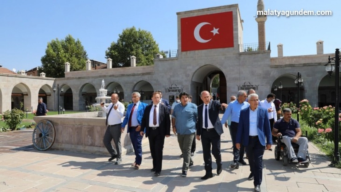 Başkan Güder, misafirleri tarihi mekanlarda ağırladı