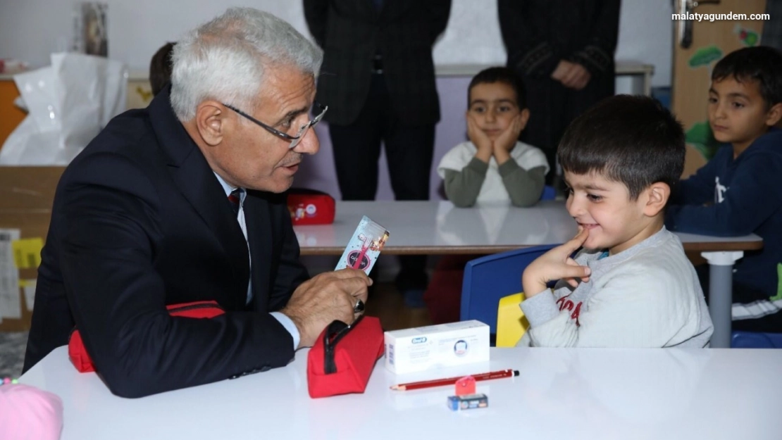 Başkan Güder'den öğrencilere anlamlı hediye