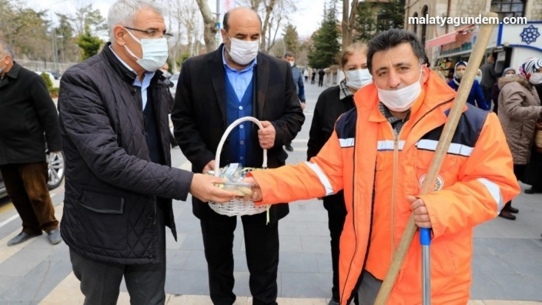 Başkan Güder'den vatandaşa kandil simidi