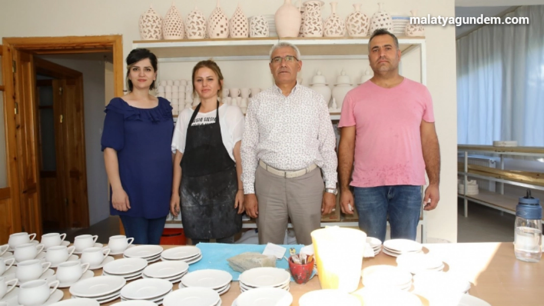 Başkan Güder, el emeği göz nuru eserleri inceledi