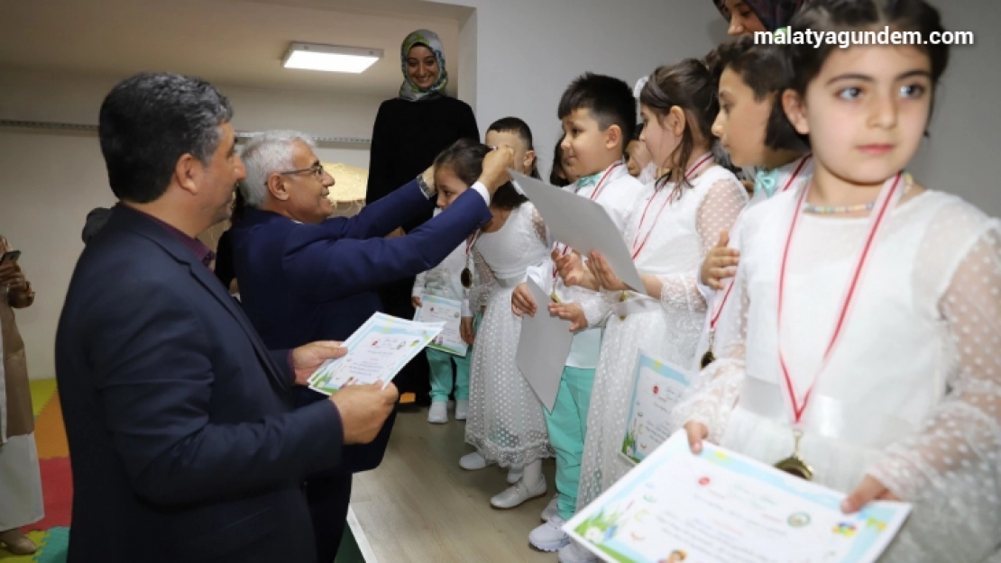 Başkan Güder, minik öğrencilerin Kur'an-ı Kerim'e geçiş törenine katıldı