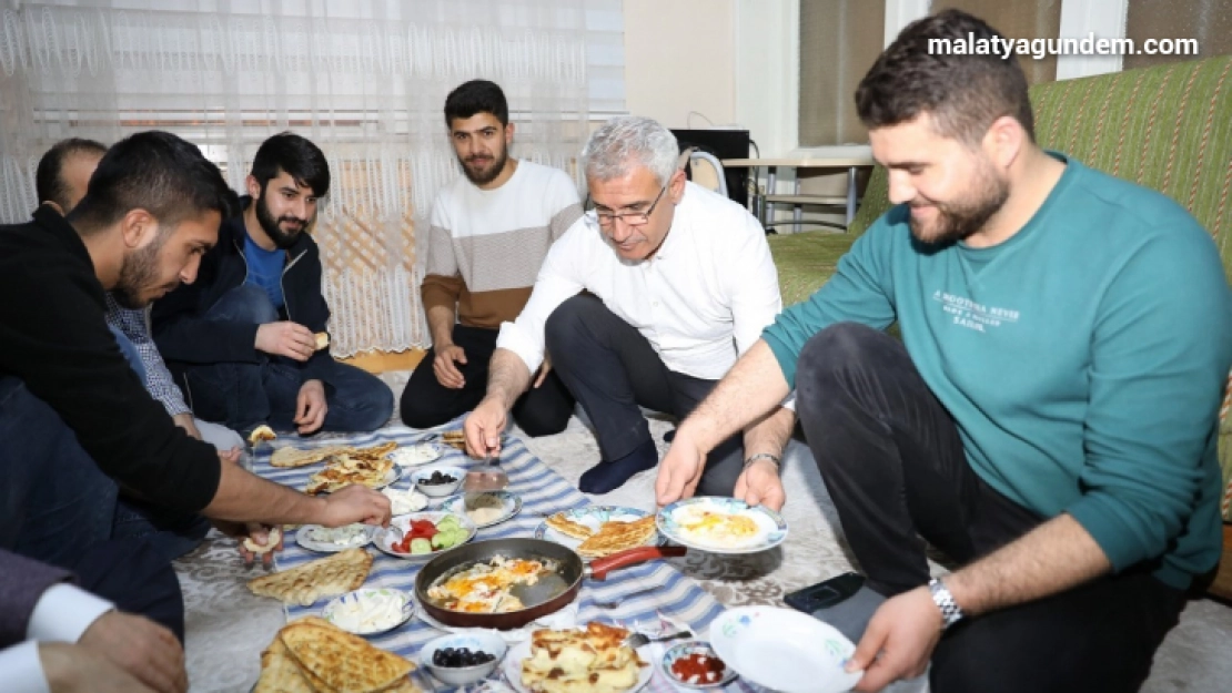 Başkan Güder, sahurda öğrenci evine misafir oldu