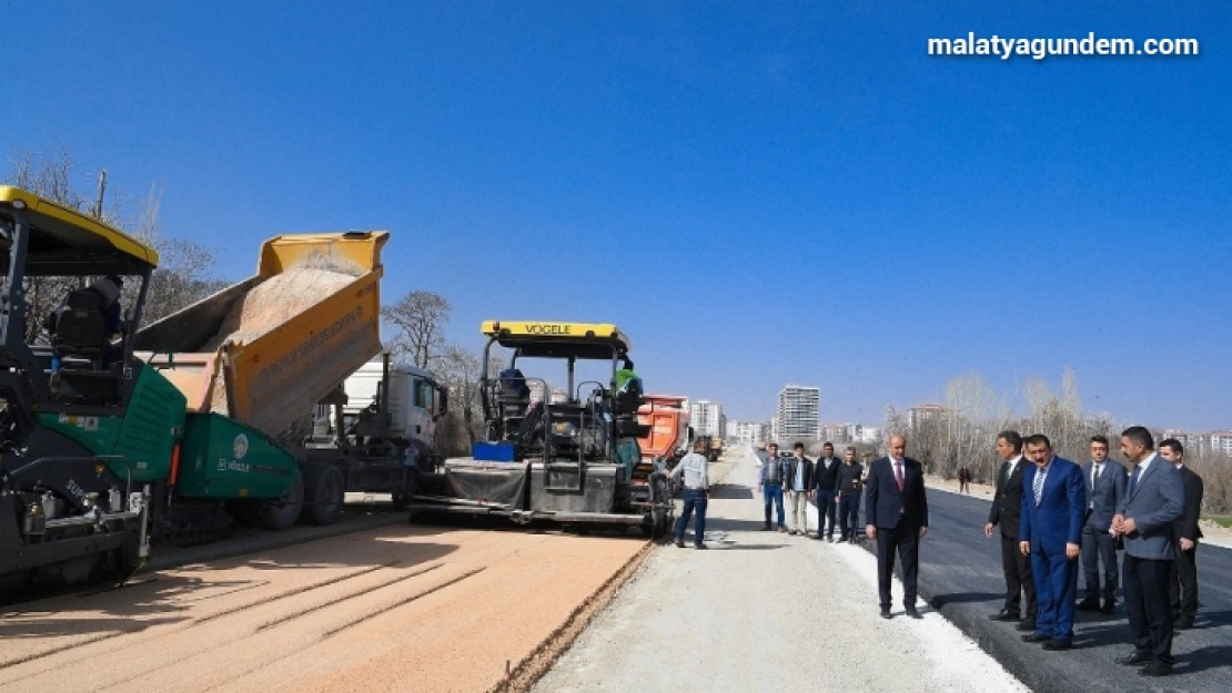 Başkan Gürkan, asfalt çalışmalarının yapıldığı 35 metrelik yolda inceleme yaptı