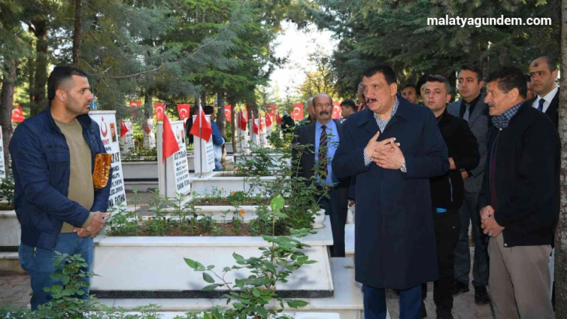 Başkan Gürkan'dan şehitlik ziyareti