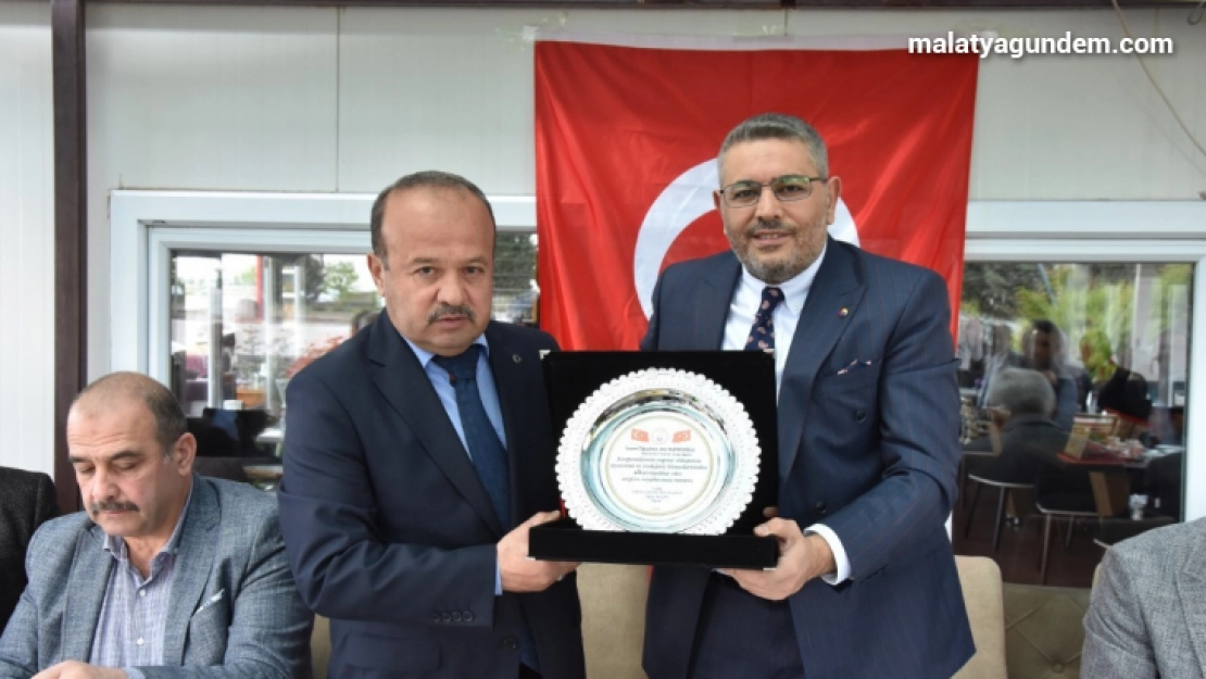 Başkan Sadıkoğlu'na oto galericilerinden teşekkür plaketi