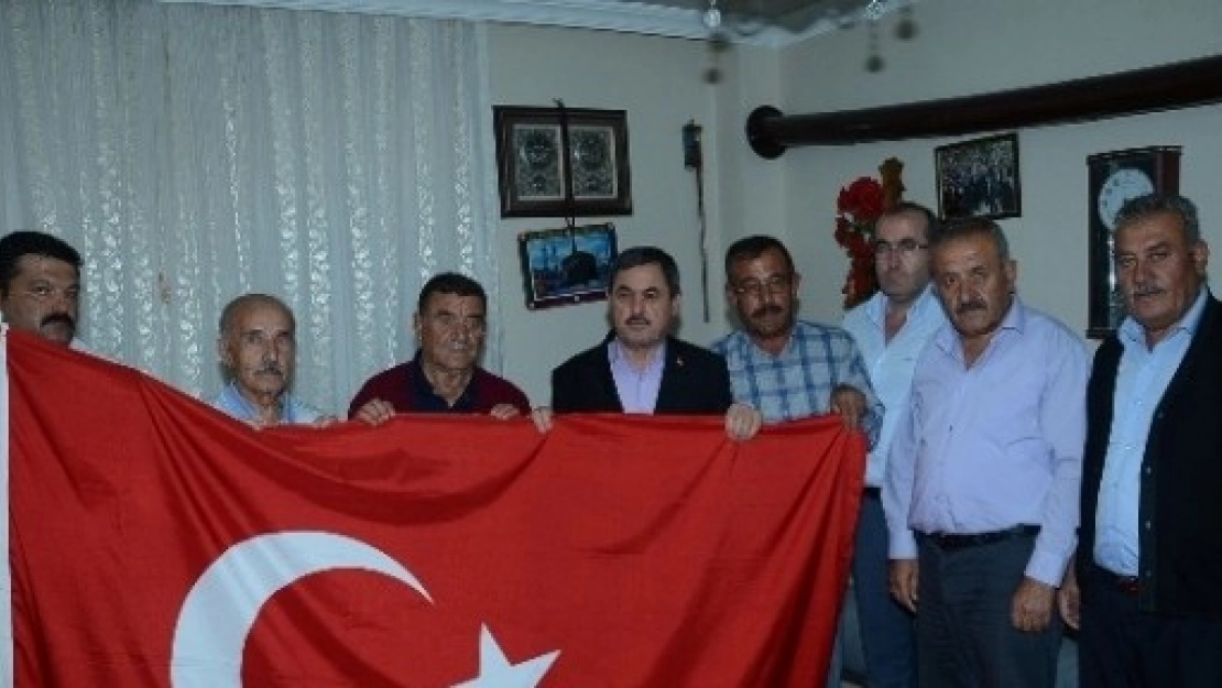 Başkan Eser Şehit Ailesine Bayrak Hediye Etti