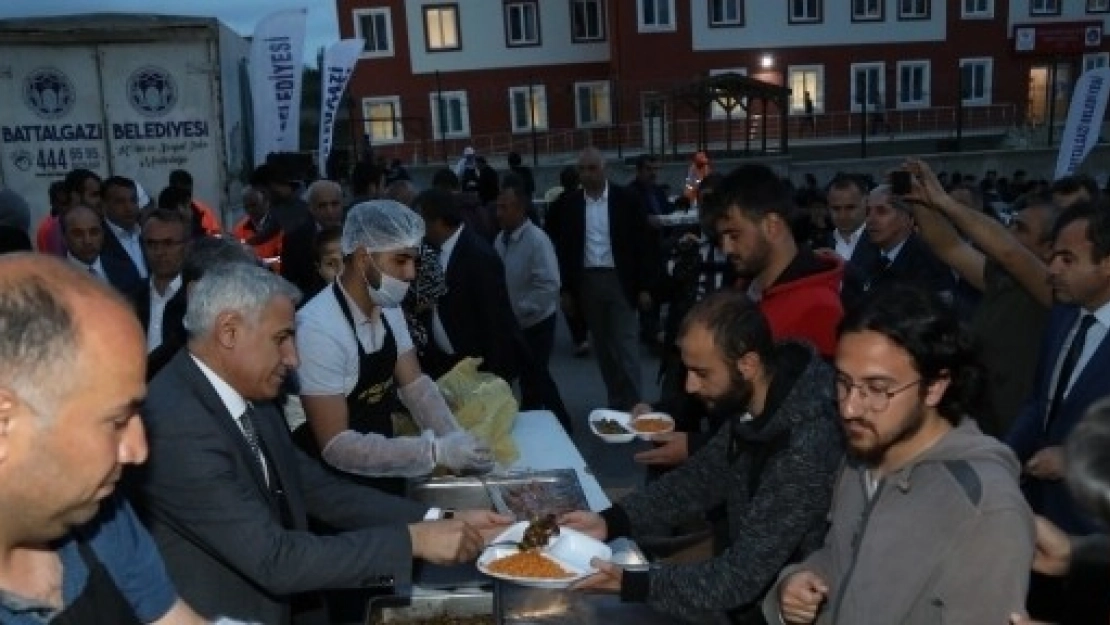 Başkan Güder İlk İftarını Öğrencilerle Yaptı