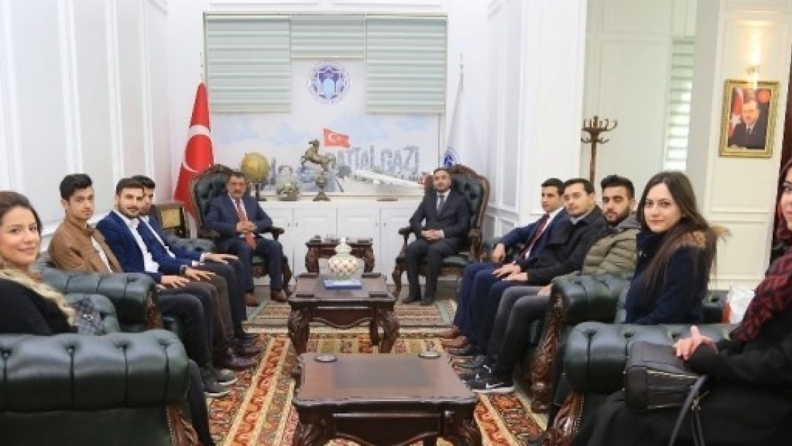 Gürkan Gençlik Bizim elimiz, Kolumuzdur'