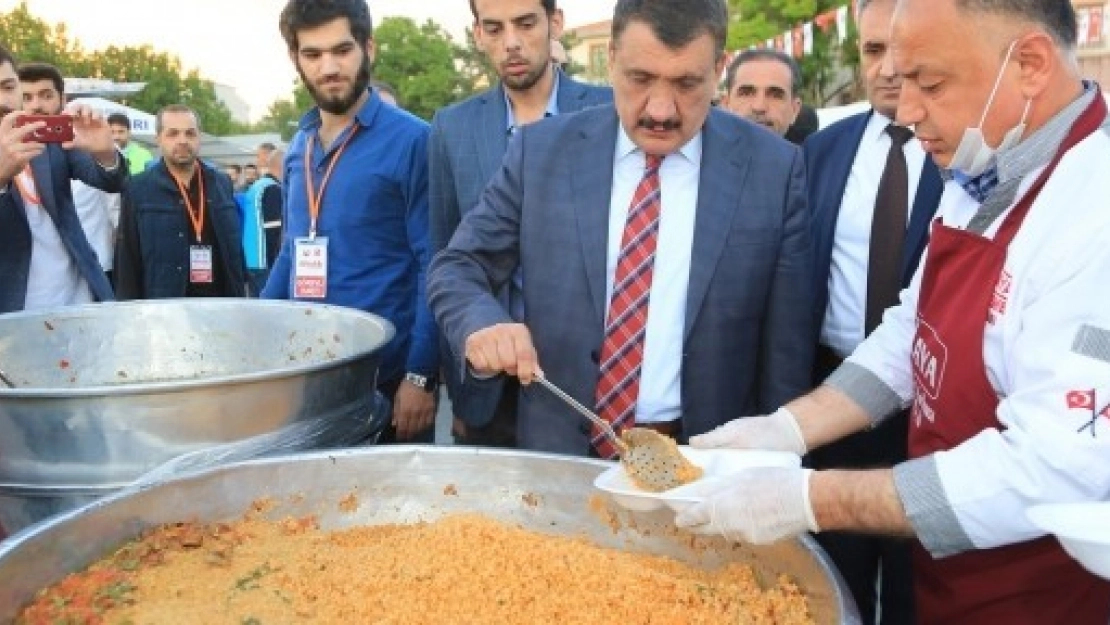 Başkan Gürkan İlk İftarını Vatandaşlarla Birlikte Açtı