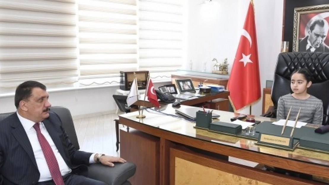 Başkan Gürkan Koltuğunu Zeynep Neva'ya Devretti