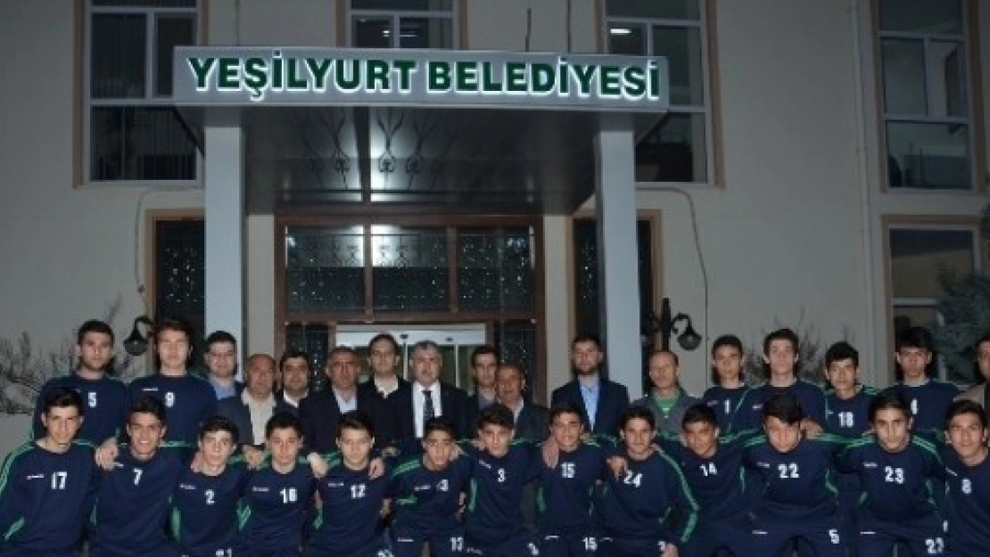 Başkan Polat, Şampiyon Gençleri Ağırladı