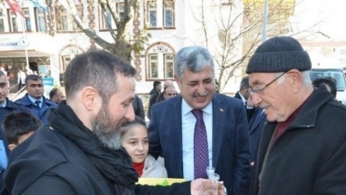 Polat Ve Sanatçı Öge, Kandil Simidi Dağıttı