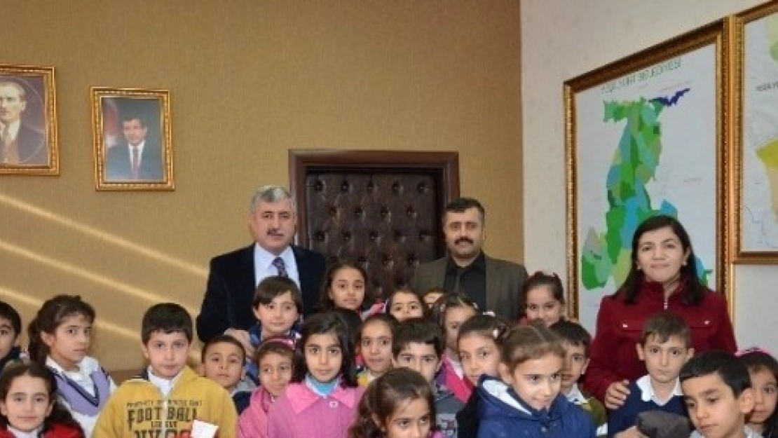 Başkan Uğur Polat'a Mektup Yazdı, Satranç Takımı  Hediyesini Aldı