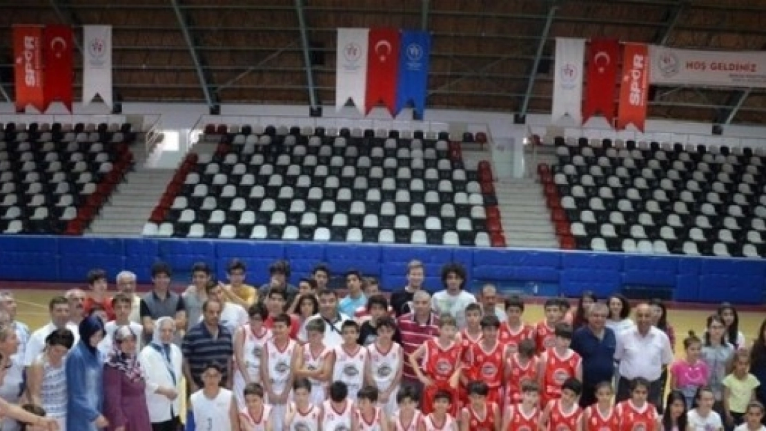 Basketbolda Şampiyonlar Kupalarını Aldı