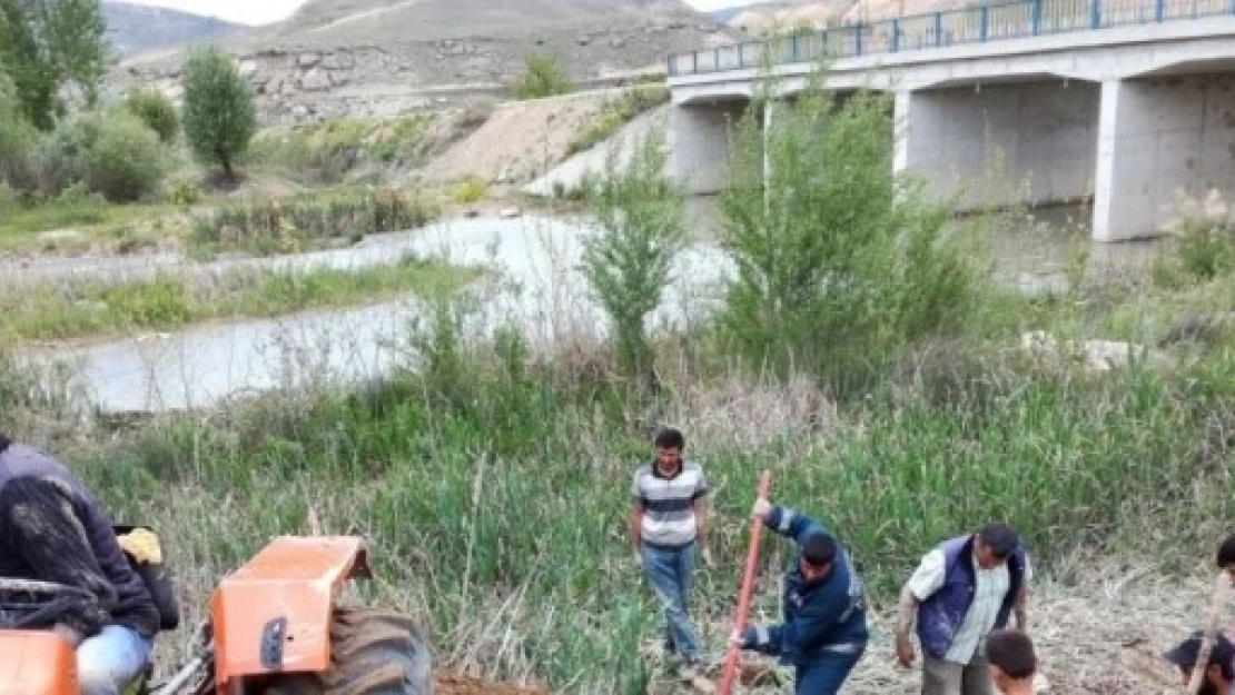 Bataklığa Saplanan İneği İtfaiye Kurtardı