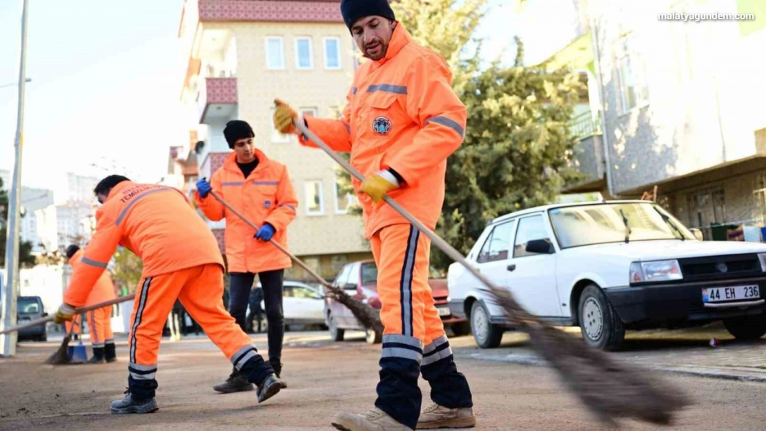 Battalgazi Belediyesi enkaz sonrası temizlik çalışmalarını aralıksız sürdürüyor