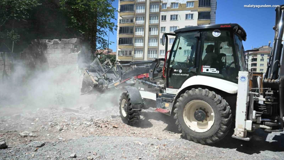 Battalgazi'de metruk yapıların yıkımı gerçekleştirildi