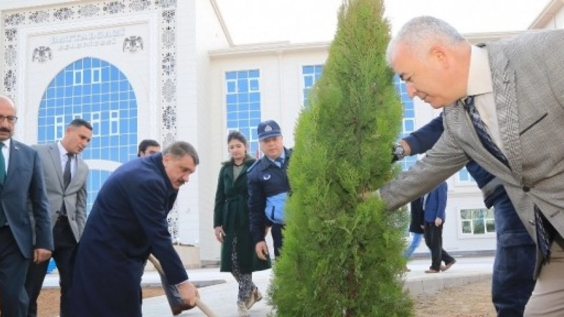 Belediyenin Önü Park Hüviyetine Kavuştu