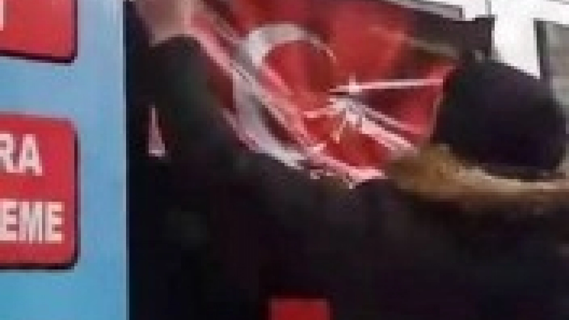 Bayrak Hassasiyeti Duygulandırdı