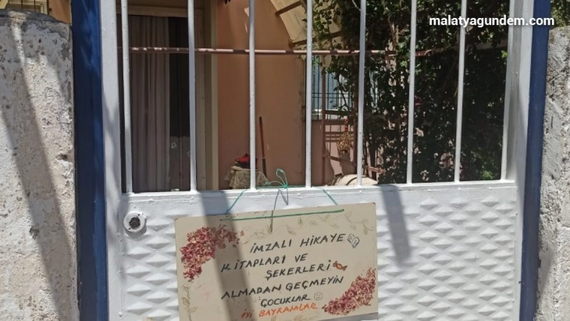 Bayram ziyaretine imzalı kitap hediyesi