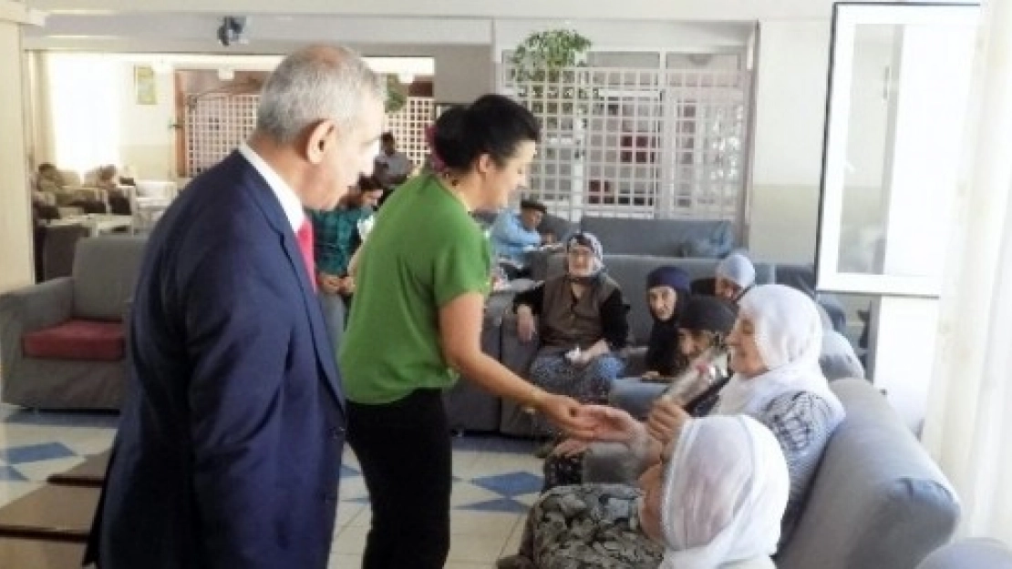 Bayramda Yaşlıları Unutmadılar
