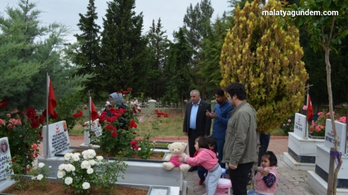 Bayramın ilk günü şehitliklerde buruk bayram