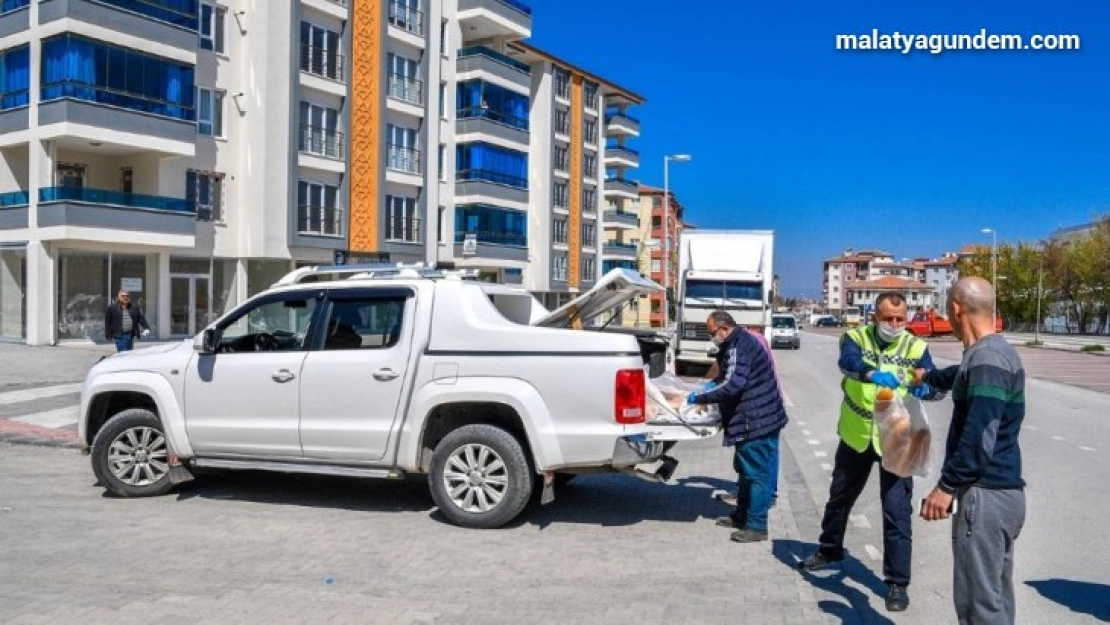 Belediye 50 kuruşa ekmek dağıttı