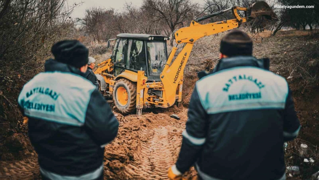 Belediye ekiplerinden Yenice Mahallesi'nde alt yapı ve stabilize çalışması