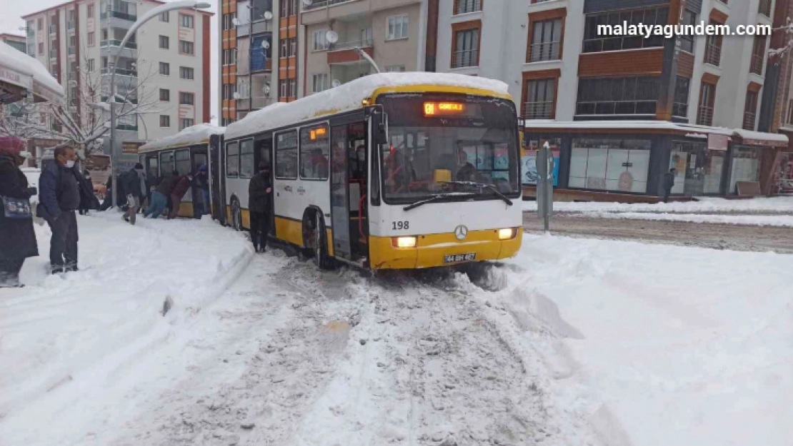 Belediye otobüsü yolda kalınca iş yolculara düştü