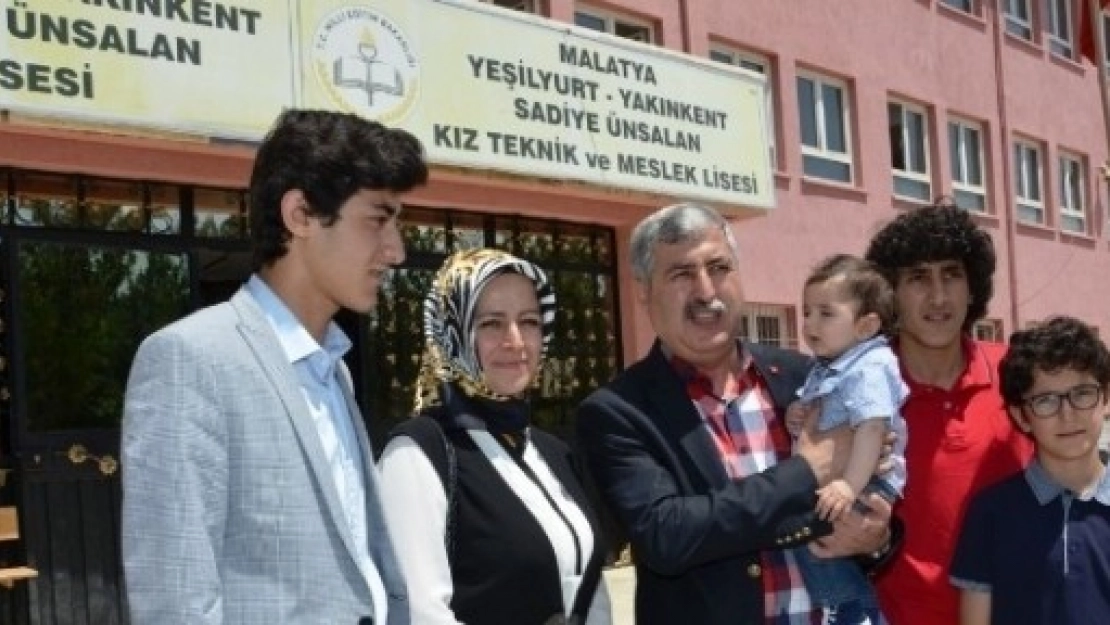 Belediye Başkanı Polat, Oyunu Ailesiyle Birlikte Kullandı